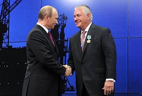 Владимир Путин вручает орден "Дружбы" Рексу Тиллерсону
